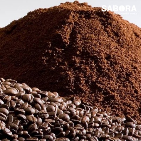 Pequeños montones de café molido y café en grano