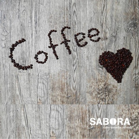 La palabra coffee y un corazón.