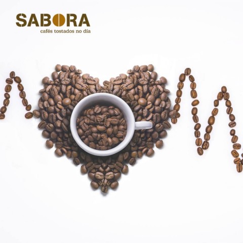 Granos de café formando un corazón